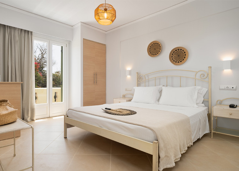 DOUBLE ROOM